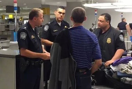 出境必抓！华人回国，在机场遭美国警员强行抓捕，翻查行李，连丈母娘的底细都打探...（组图） - 1