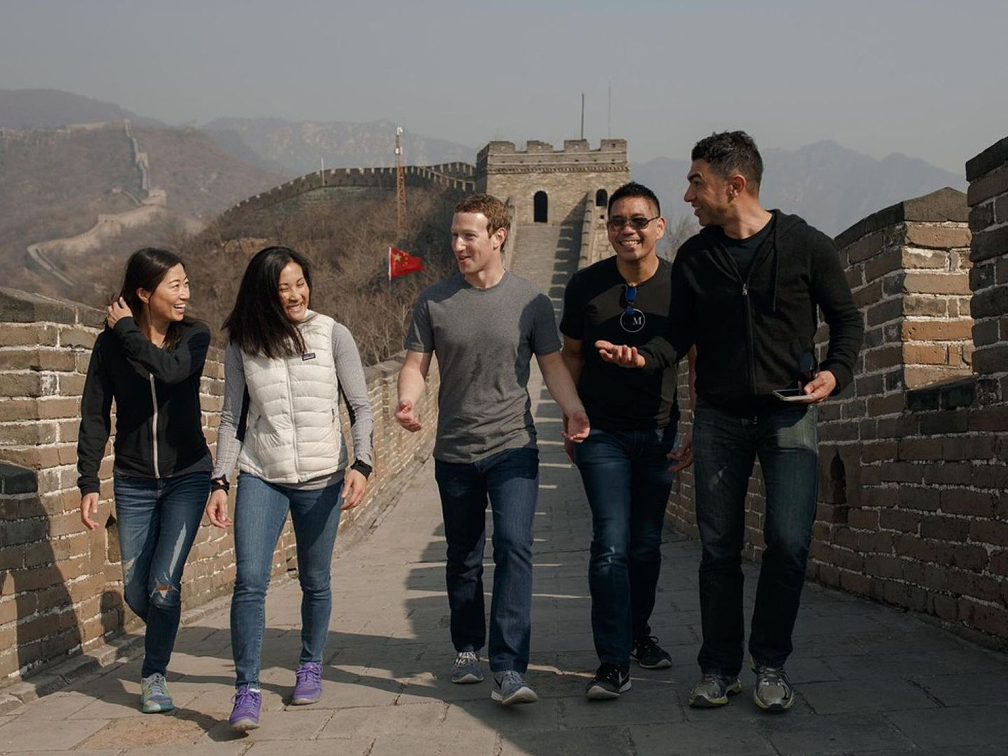 2016年3月21日，扎克伯格在脸书上晒自己游览长城的图片。彼时，他对华姿态比较友好，不少中国网民称他为“小扎”。（Facebook@Mark Zuckerberg）