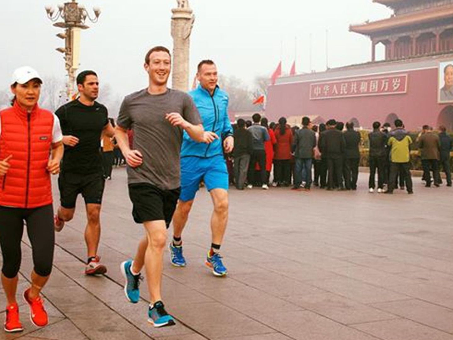2016年3月18日，扎克伯格晒出的在天安门前跑步照片。他的种种动作都表明脸书非常希望能进入中国市场。（Facebook@Mark Zuckerberg）