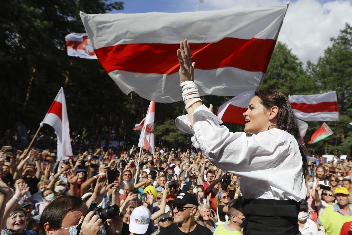 8月2日，白罗斯总统候选人斯韦特兰娜于布列斯特出席集会，支持者挥动白罗斯独立初期所用的白红白国旗。（AP）