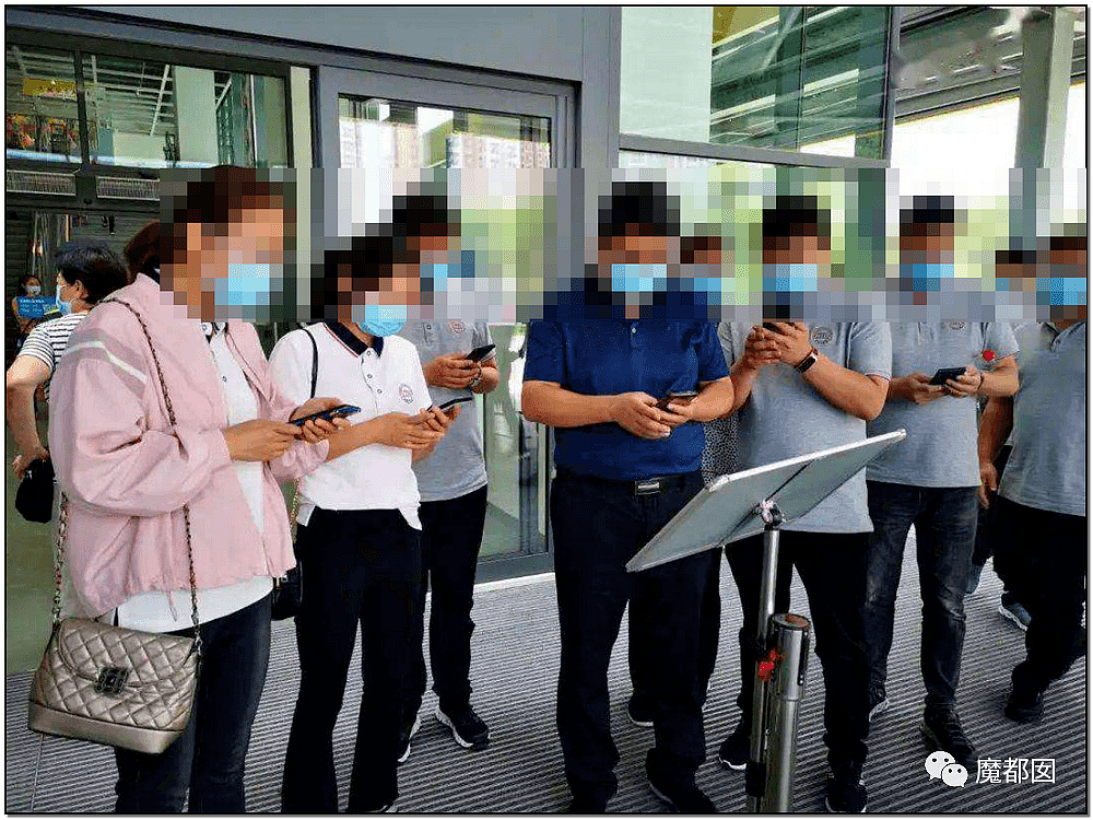“我犯什么罪？”疫情下，中国老人乘坐地铁不会弄手机健康码被拒引发爆议（视频/组图） - 65