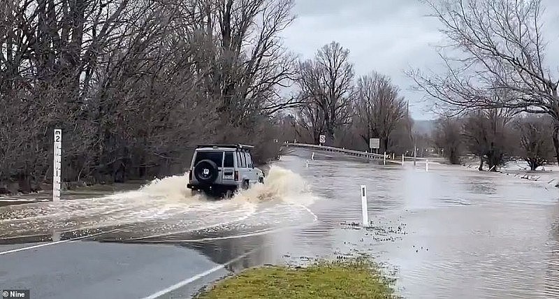 31740974-8609119-Cars_were_struggling_to_make_it_through_flood_waters_on_Sunday_f-m-1_1597008644589.jpg,0