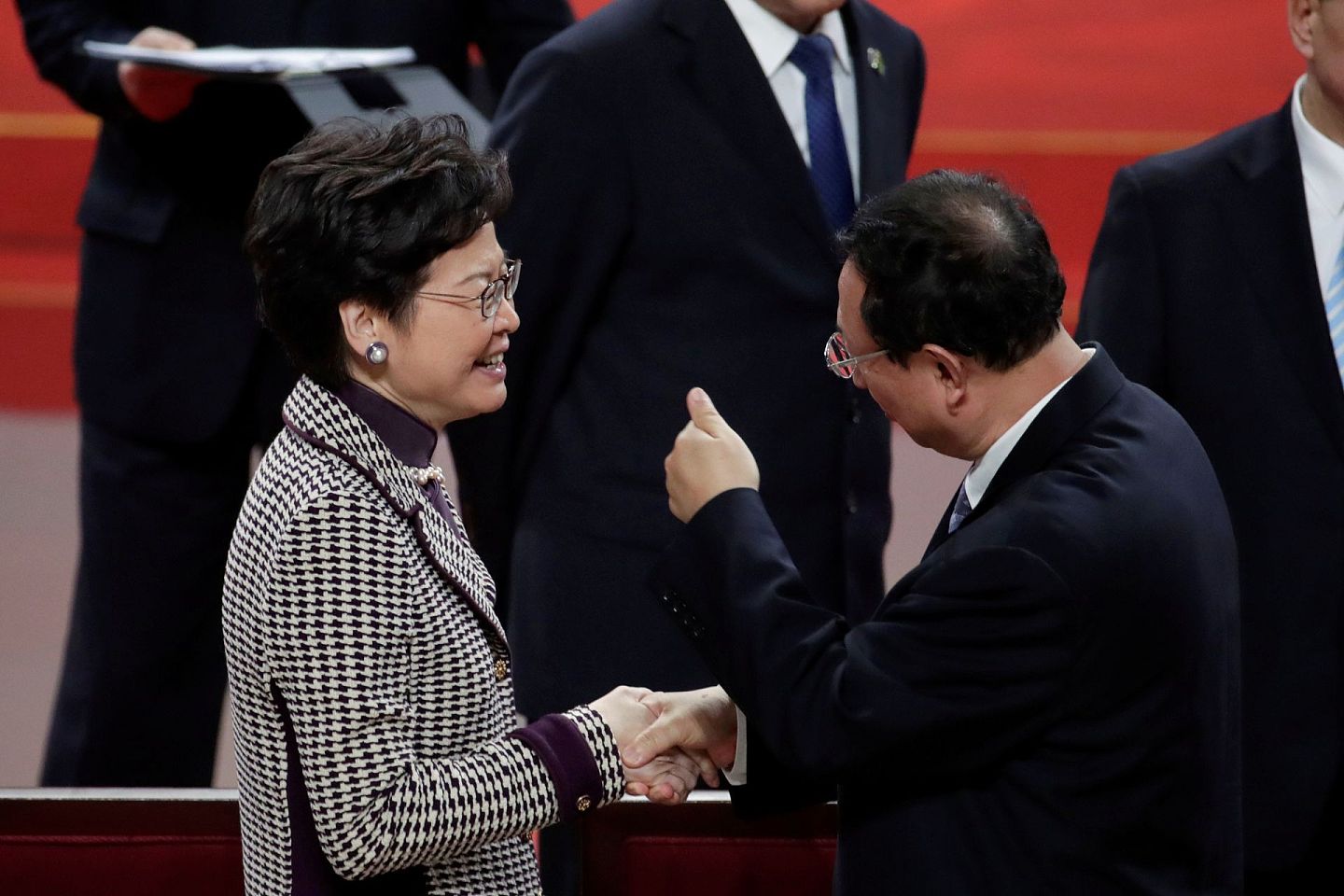 香港特别行政区行政长官林郑月娥于2019年12月19日澳门回归中国20周年前夕，在中国澳门参加一场文化演出时会见了一位客人。（Reuters)