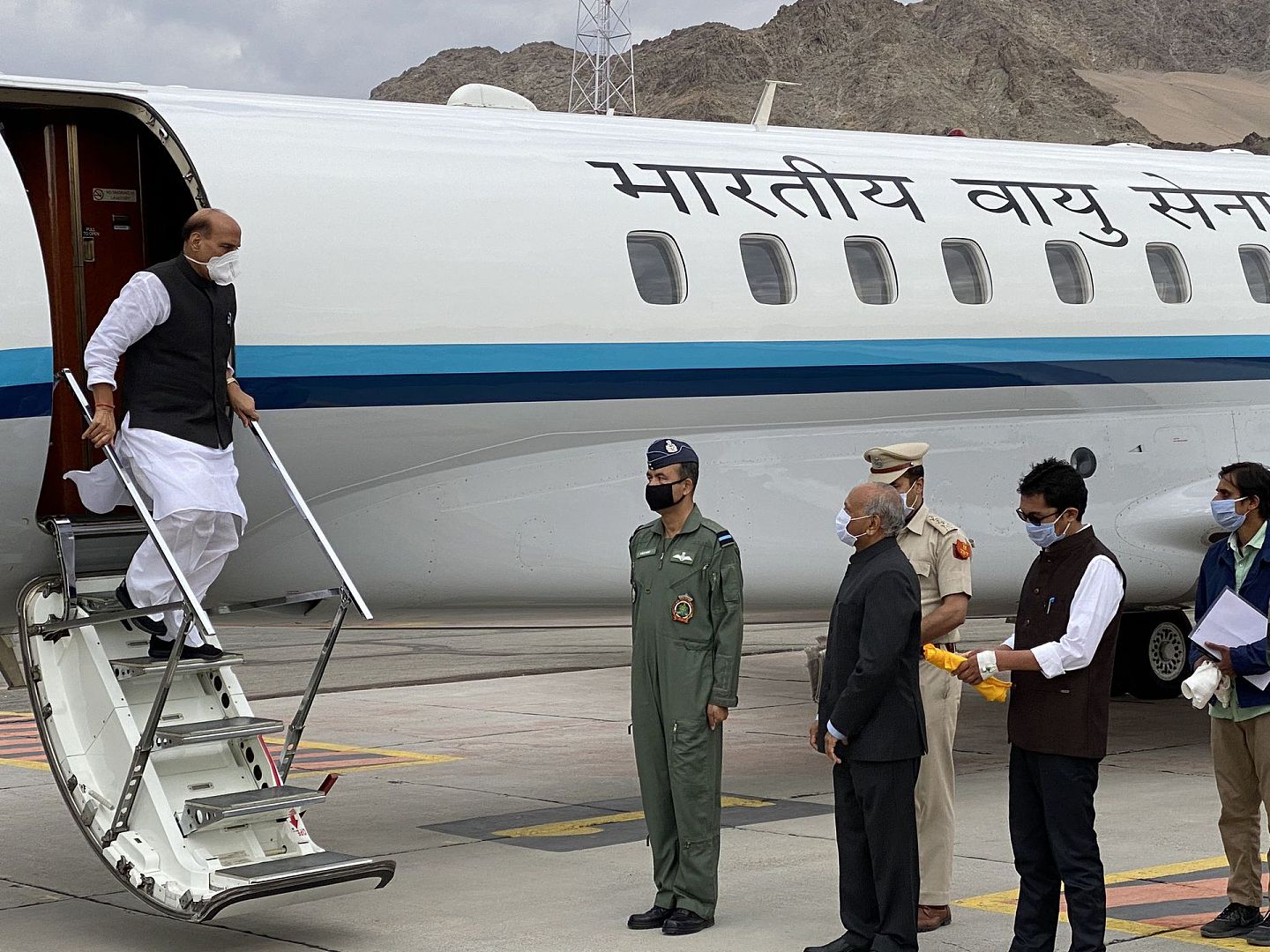 印度防长辛格（左一）7月17日前往中印军队对峙前线拉达克进行访问，他当天早上抵达拉达克首府列城。（Twitter@DefenceMinIndia）