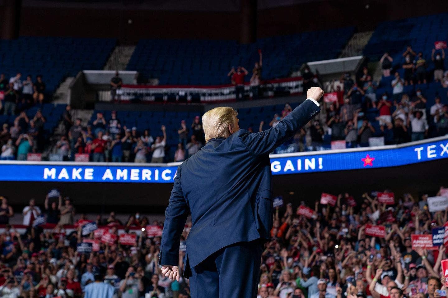 2020年6月20日，特朗普在俄克拉何马州塔尔萨的博克中心举行的竞选集会上发表讲话，特朗普誓言“让美国再次伟大”。（AP）