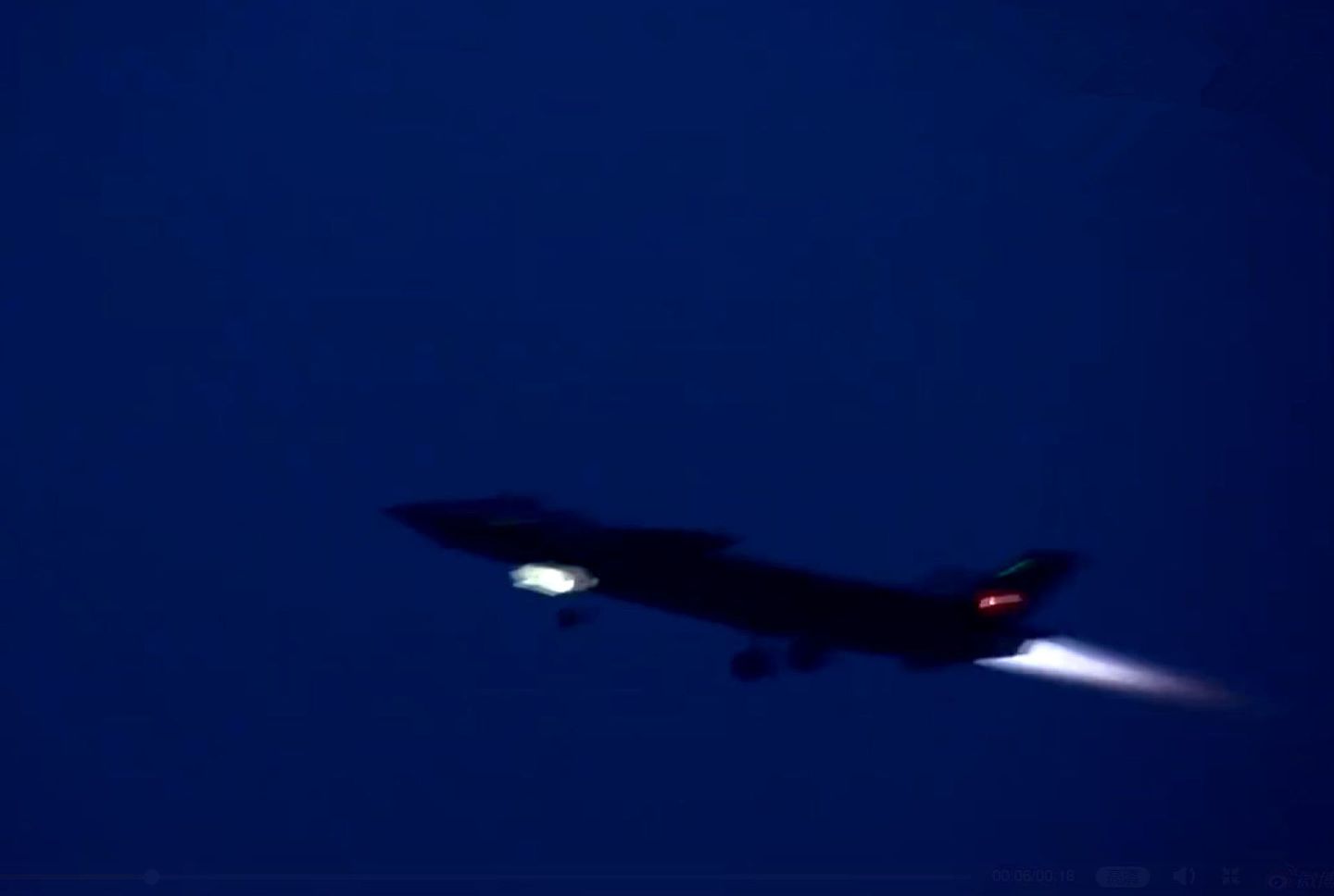 北京时间2018年7月18日晚间，中国空军在社交媒体上首次发布了歼-20“威龙”隐形战斗机的夜间飞行训练视频。（微博@空军发布）