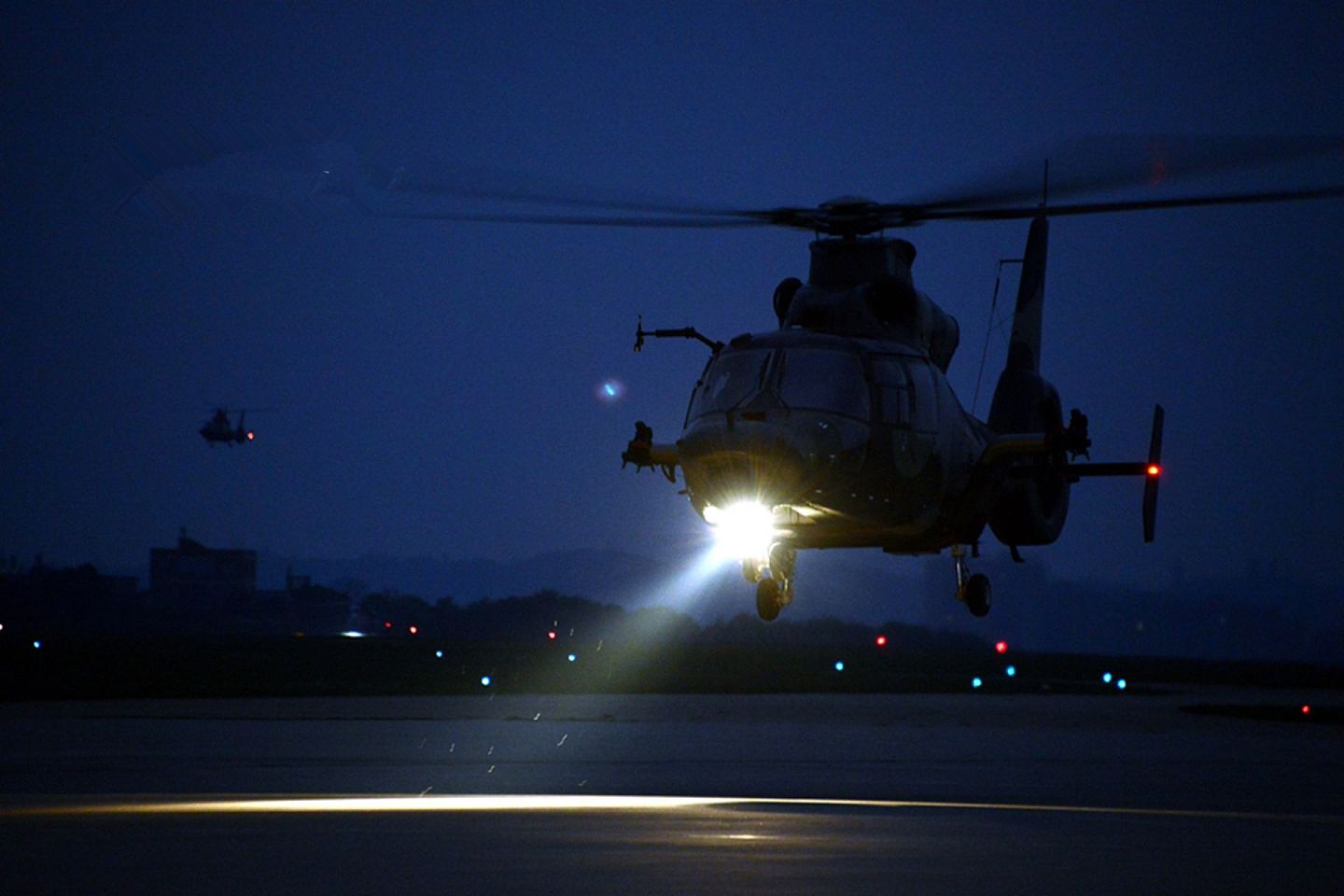 2015年4月23日，中国国防部发布一组解放军南京军区陆航部队武装直升机夜训照片。（中国国防部网）