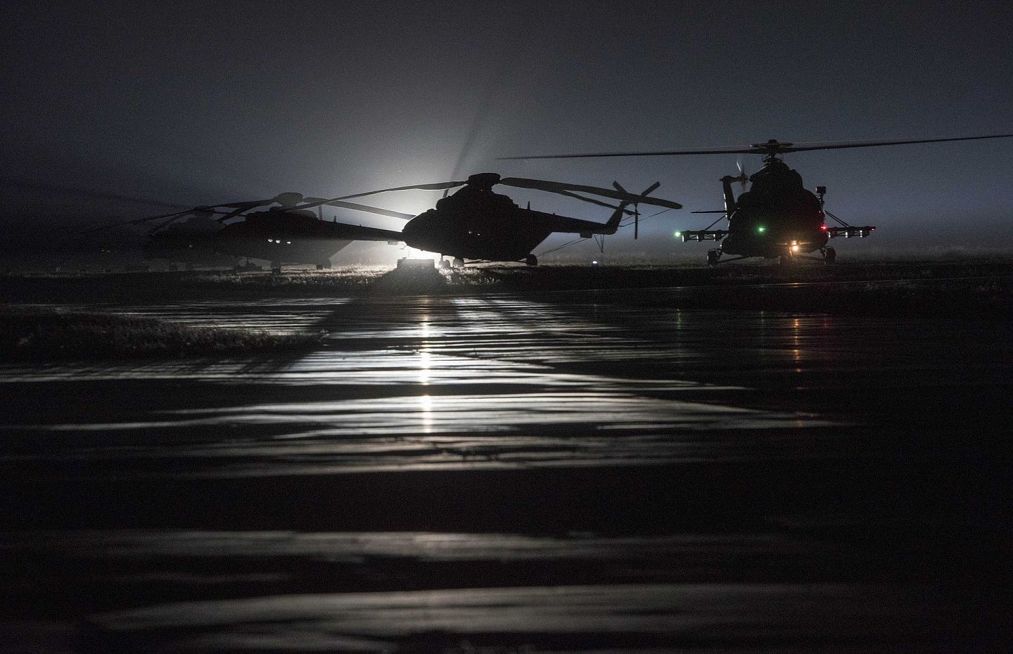 2015年3月30日，新疆军区某陆航旅进行夜航训练。（新华社）