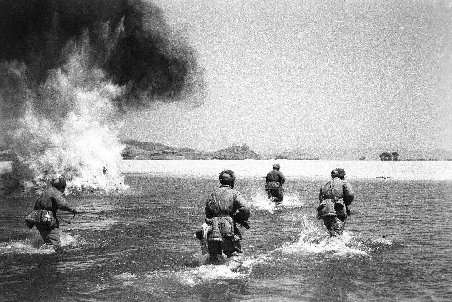1951年，朝鲜首尔（原名汉城）解放后，中国志愿军部队冒着炮火渡过汉江。 （解放军画报）