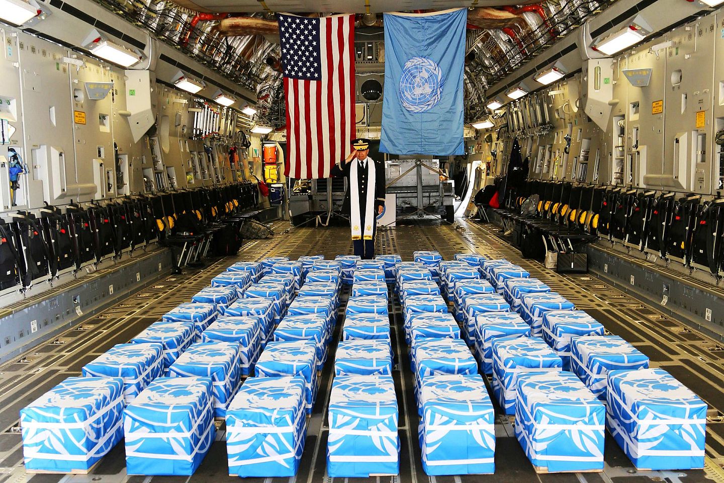 2018年7月27日，在韩国的奥山空军基地，美国陆军上校萨姆·李(Sam Lee)在被认为是1950年至1953年朝鲜战争中阵亡的美国士兵的55盒遗体上献上了牺牲和纪念的祝福。（Reuters）