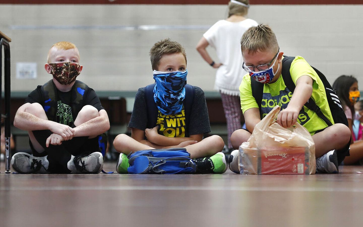 8月5日，得州一家小学的学生在等待开始上课。（AP）