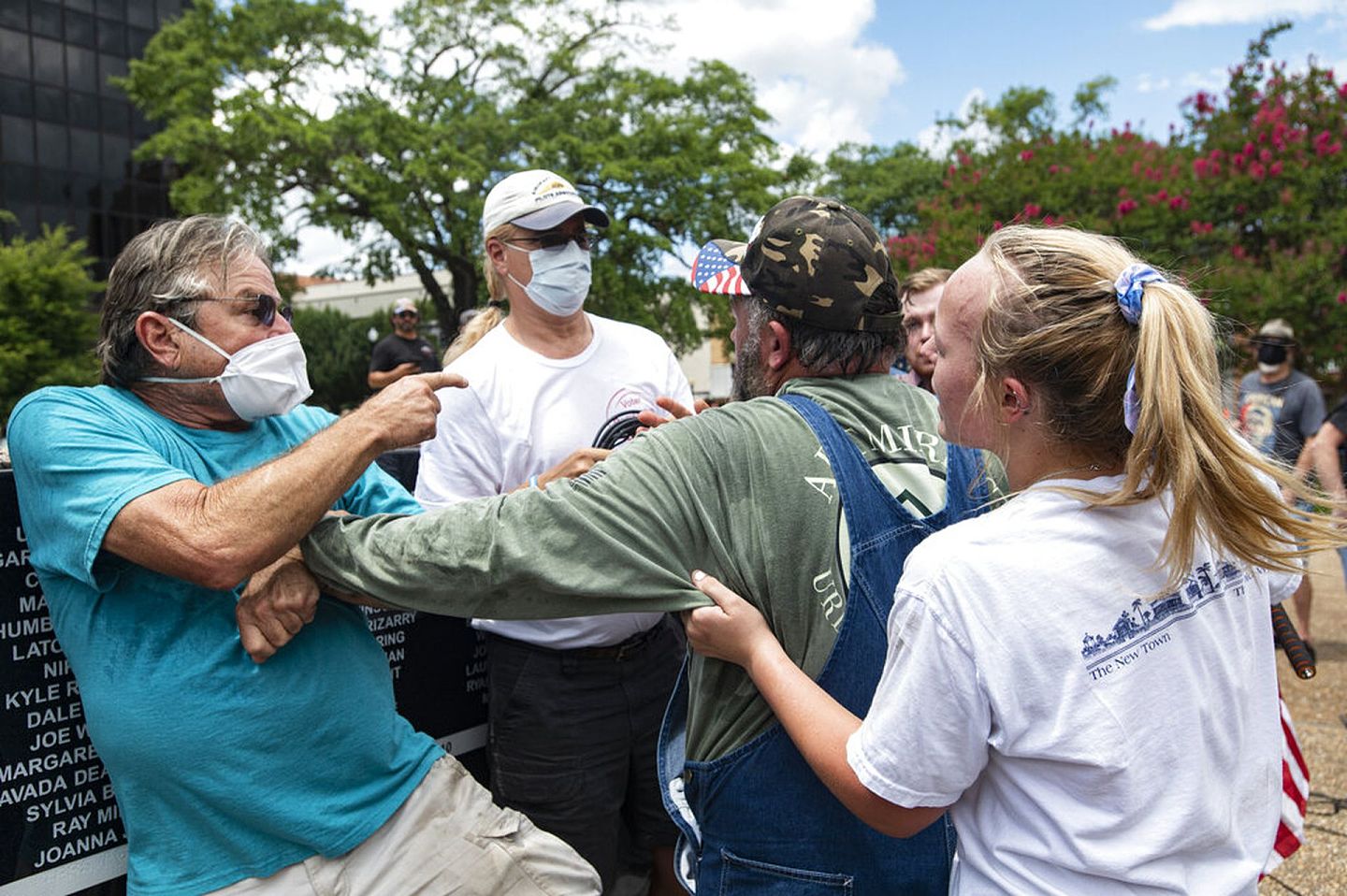 7月26日，得州支持警察的示威者，与其他抗议人士发生推撞。（AP）