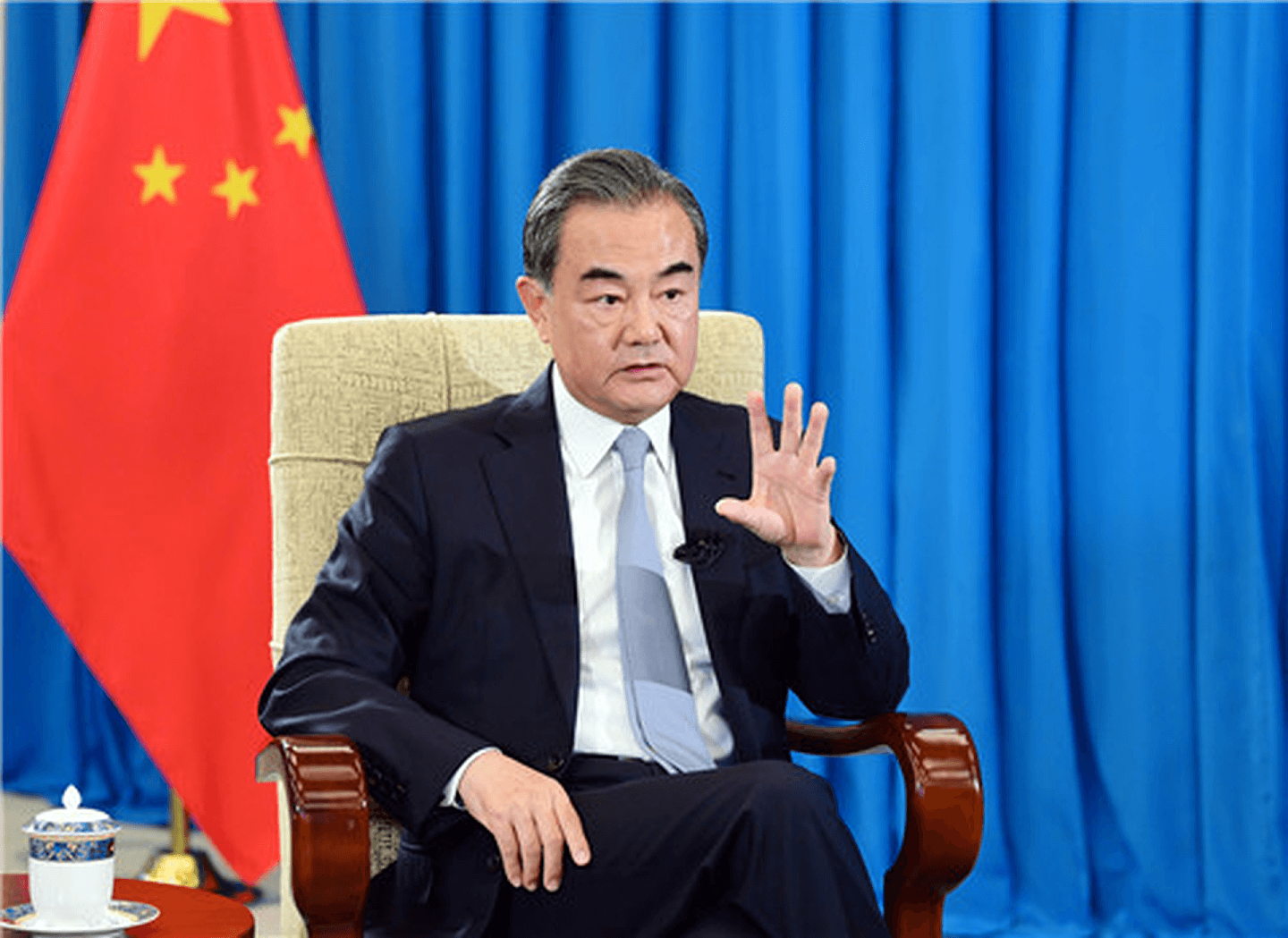 2020年8月5日，中国国务委员兼外交部长王毅接受官媒新华社专访，在香港、领事馆被关、南海、中国企业等多个问题上发声，通过媒体传递当前中国对美官方态度。（中国外交部官网）