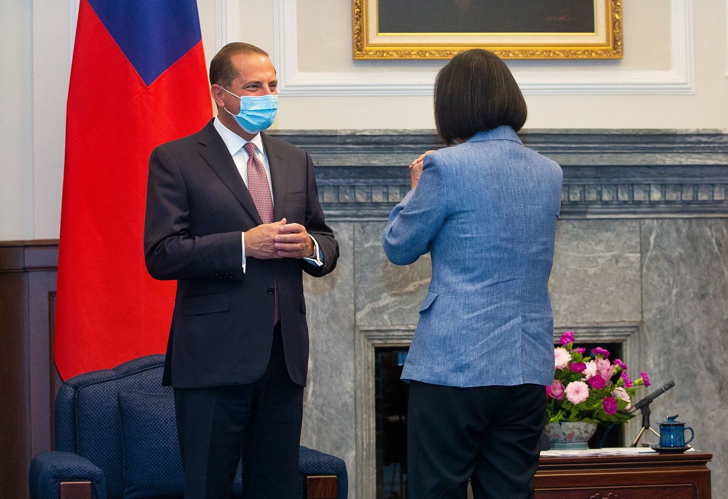蔡英文（右）10日在台湾领导人官邸接见美国卫生部长阿札尔（左），两人拱手致意。（中央社）