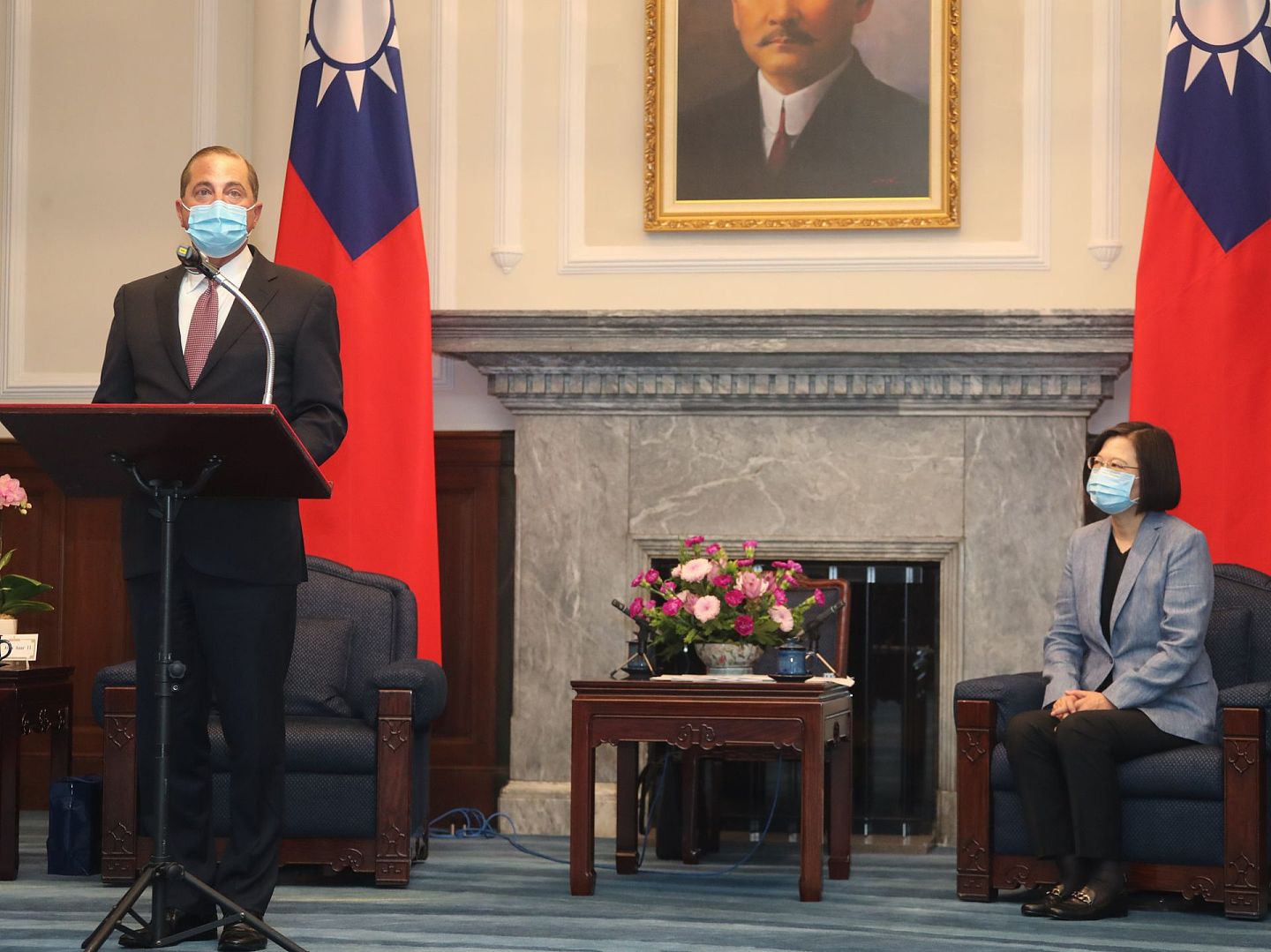 8月10日，美国卫生部长阿扎会见蔡英文，致辞时疑似出现口误，在台湾舆论引发激烈争议。（中央社）
