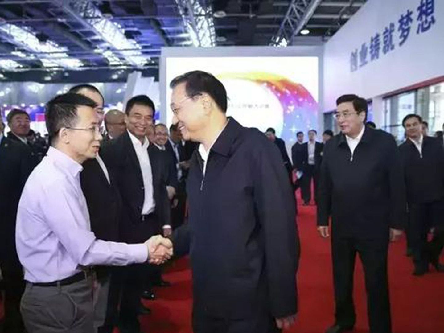 2015年10月张一鸣曾在一场活动上同中国总理李克强握手。（中国政府网）