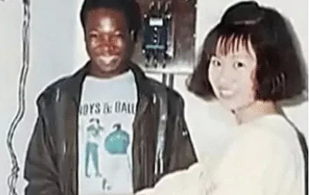 清华大学才女不顾父母反对，坚决嫁给非洲穷小子，为他生娃，24年后她变成了这样...（组图） - 4
