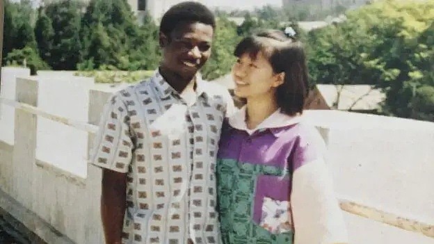 清华大学才女不顾父母反对，坚决嫁给非洲穷小子，为他生娃，24年后她变成了这样...（组图） - 5