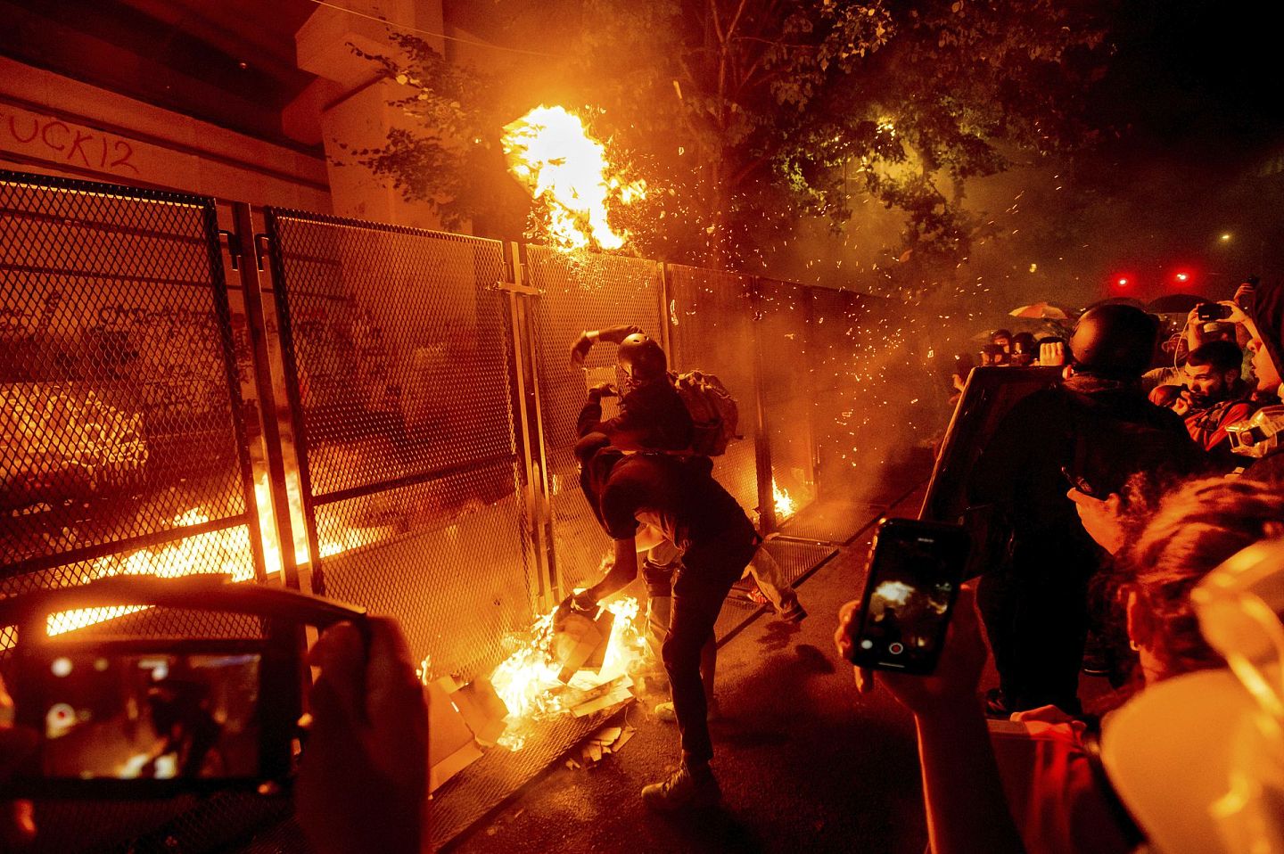 2020年7月22日，俄勒冈州波特兰市的抗议者马克·哈特菲尔德美国法院投掷燃烧的碎片。（AP）