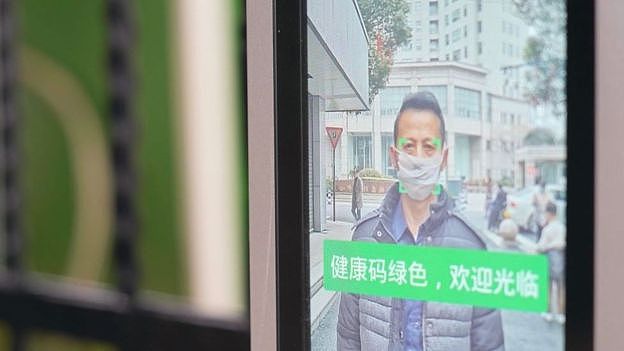 在中国内地，从居住的小区，到工作所在的公司大楼，许多地方都需要民众出示代表健康的绿色码才允许他们进出。