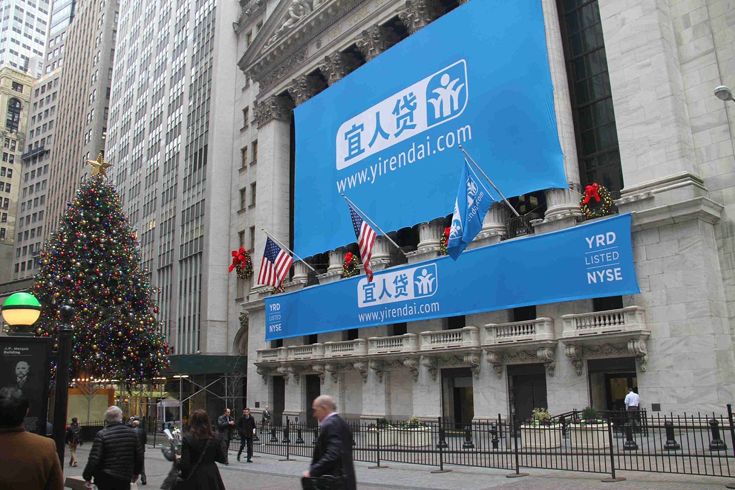 2015年12月18日，纽约证券交易所外挂起大幅标识庆祝宜人贷在纽约证券交易所挂牌上市。当日，中国在线P2P平台宜人贷有限公司在纽约证券交易所挂牌上市。（新华社）