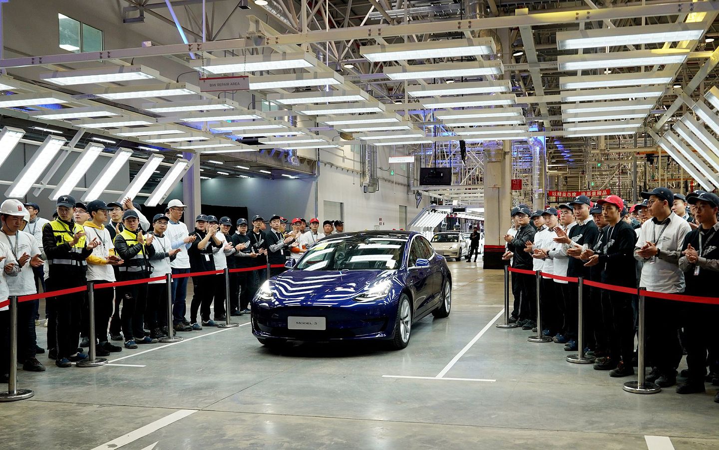 2019年12月30日，一辆特斯拉Model 3汽车驶入交付仪式现场。（新华社）