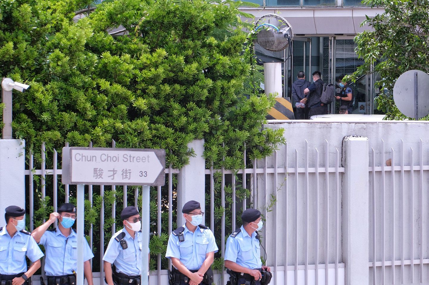 港警在壹传媒大楼外戒备。（HK01）
