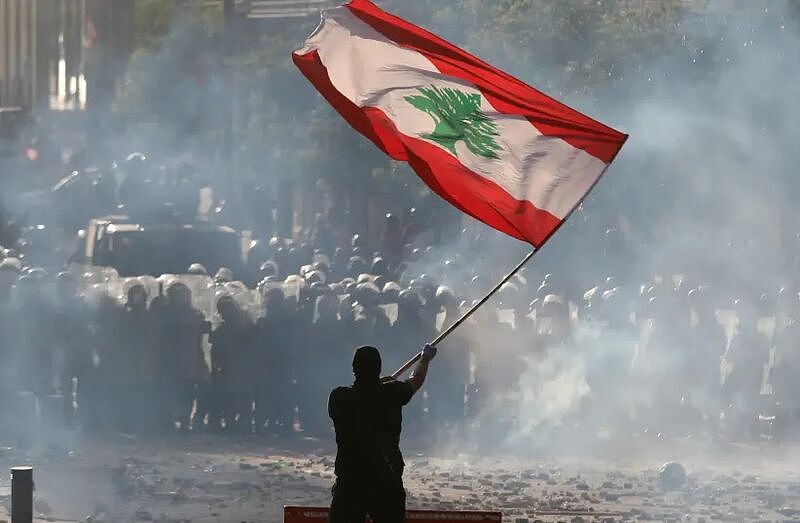 全国崩溃暴怒，便衣向示威人群开火，黎巴嫩政府倒台（组图） - 1