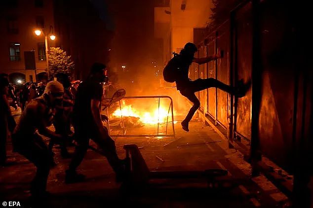 全国崩溃暴怒，便衣向示威人群开火，黎巴嫩政府倒台（组图） - 31