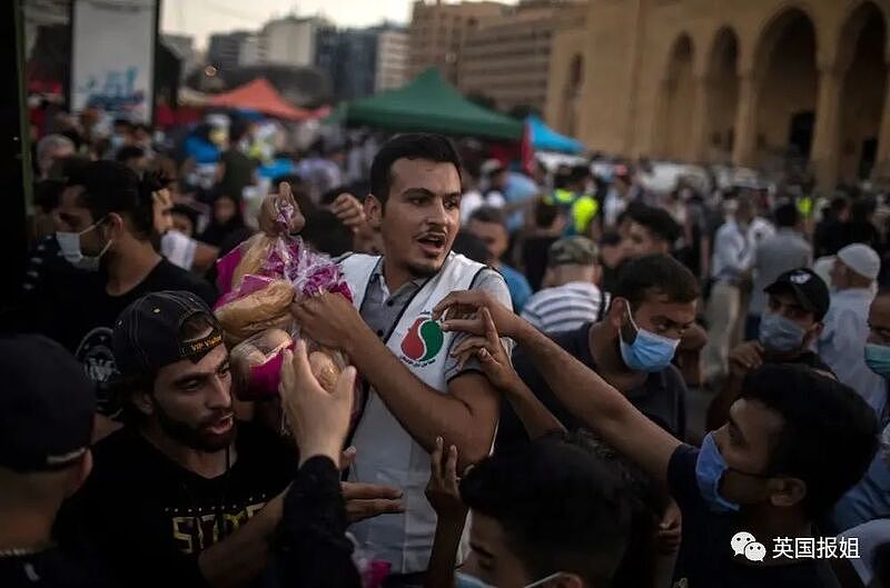 全国崩溃暴怒，便衣向示威人群开火，黎巴嫩政府倒台（组图） - 32