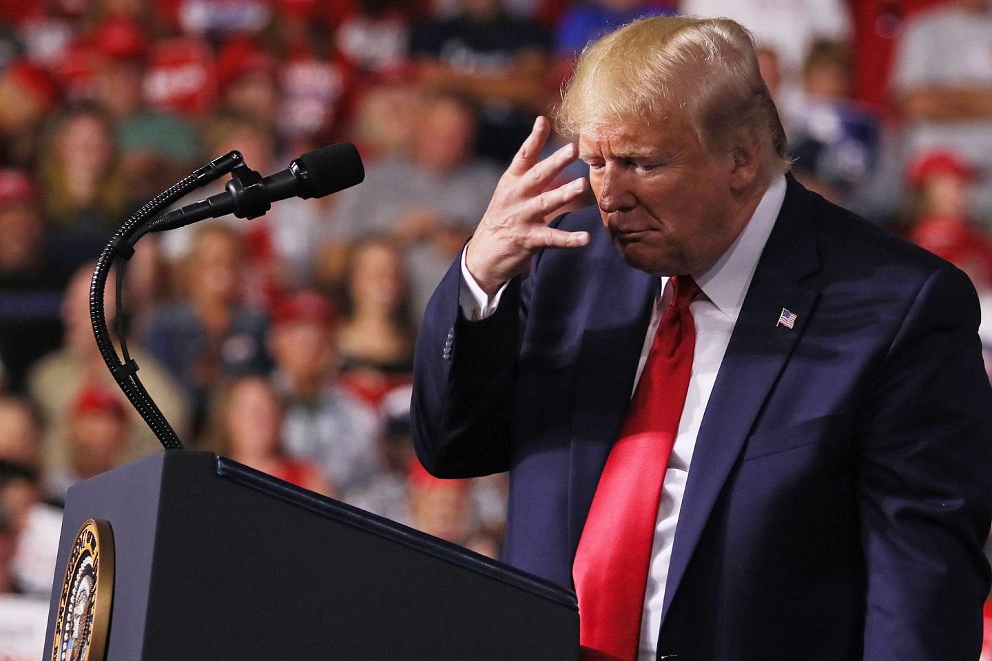 2019年8月15日，美国总统特朗普在新罕布什尔州曼彻斯特市的一次集会上，用“瞌睡的乔”的绰号嘲笑美国前副总统拜登。（Reuters）