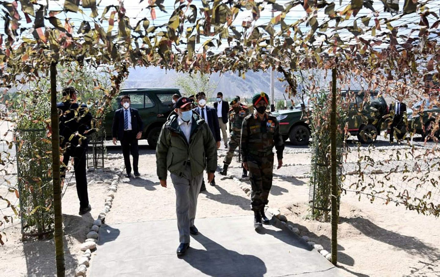 莫迪在高级军官的陪同下现身拉达克，以提振印度军队士气。（Reuters）
