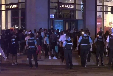 美国芝加哥发生大规模骚乱抢劫事件，警民交火百人被捕，13名警察受伤，现场混乱不堪！（视频/组图） - 6