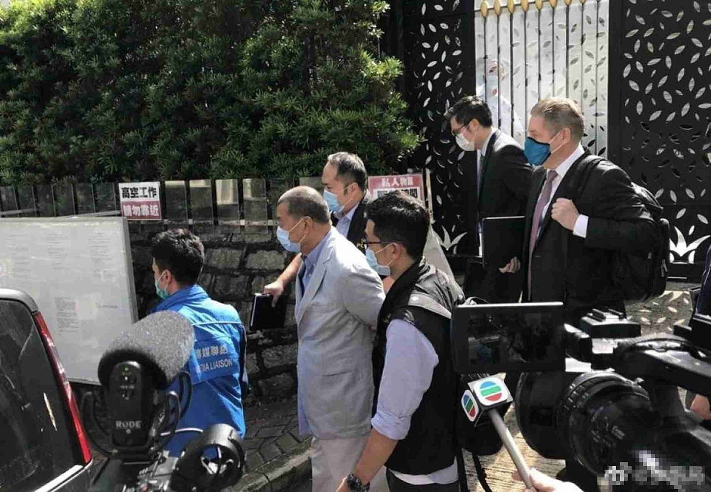 香港壹传媒集团创办人黎智英8月10日被捕，现场画面曝光。（微博@参悟局）
