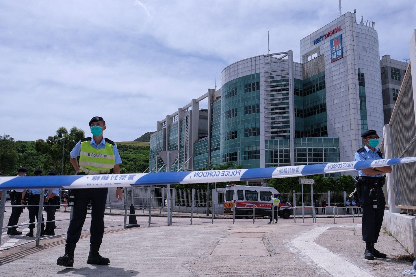当地时间8月10日，警方在壹传媒大楼外划出封锁区，部分传媒未能进入特定采访区。（HK01）