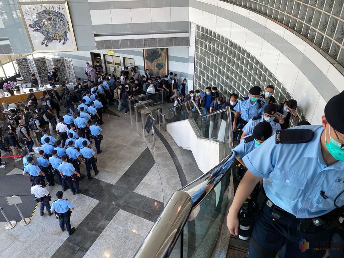 8月10日，逾200名警员进入苹果日报大楼搜查。（壹传媒提供图片）