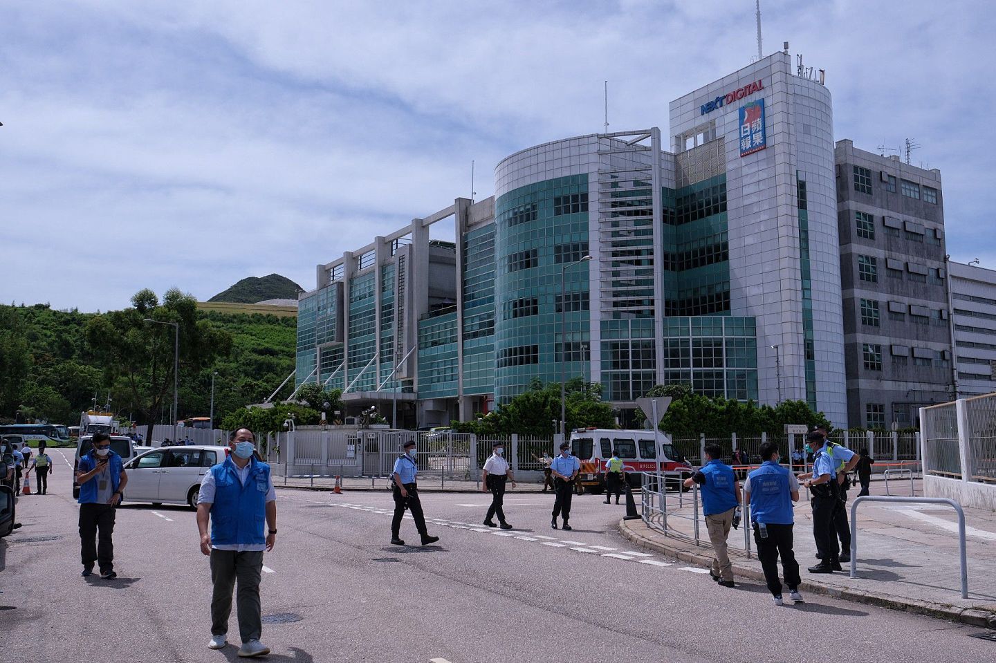 8月10日，警方在壹传媒大楼外划出封锁区，部分传媒未能进入特定采访区。（HK01）