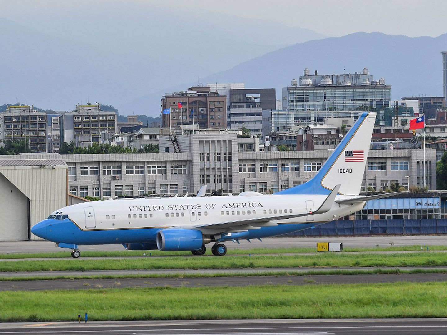 美国卫生部长亚历克斯·阿扎搭乘专机抵达台北松山机场，中国方面谴责阿扎的访问行动并向美国提出抗议。（Reuters）
