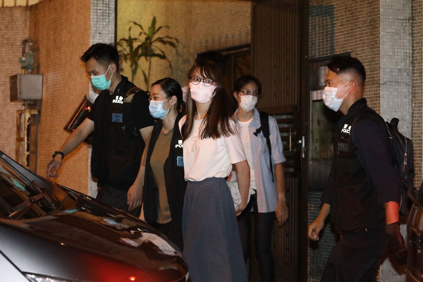 周庭被指勾结外国势力，8月10日晚于大埔寓所被警方拘捕带走。（HK01）