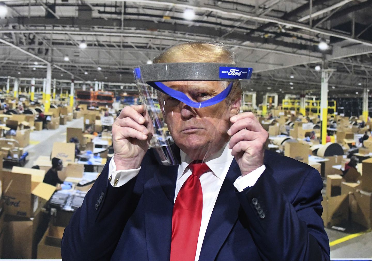 美国总统特朗普在5月21日参观了福特汽车在密歇根州的一家生产呼吸机的工厂，特朗普选择不在记者的镜头前佩戴口罩，因为“不想让媒体享受这个乐趣”。（AP）