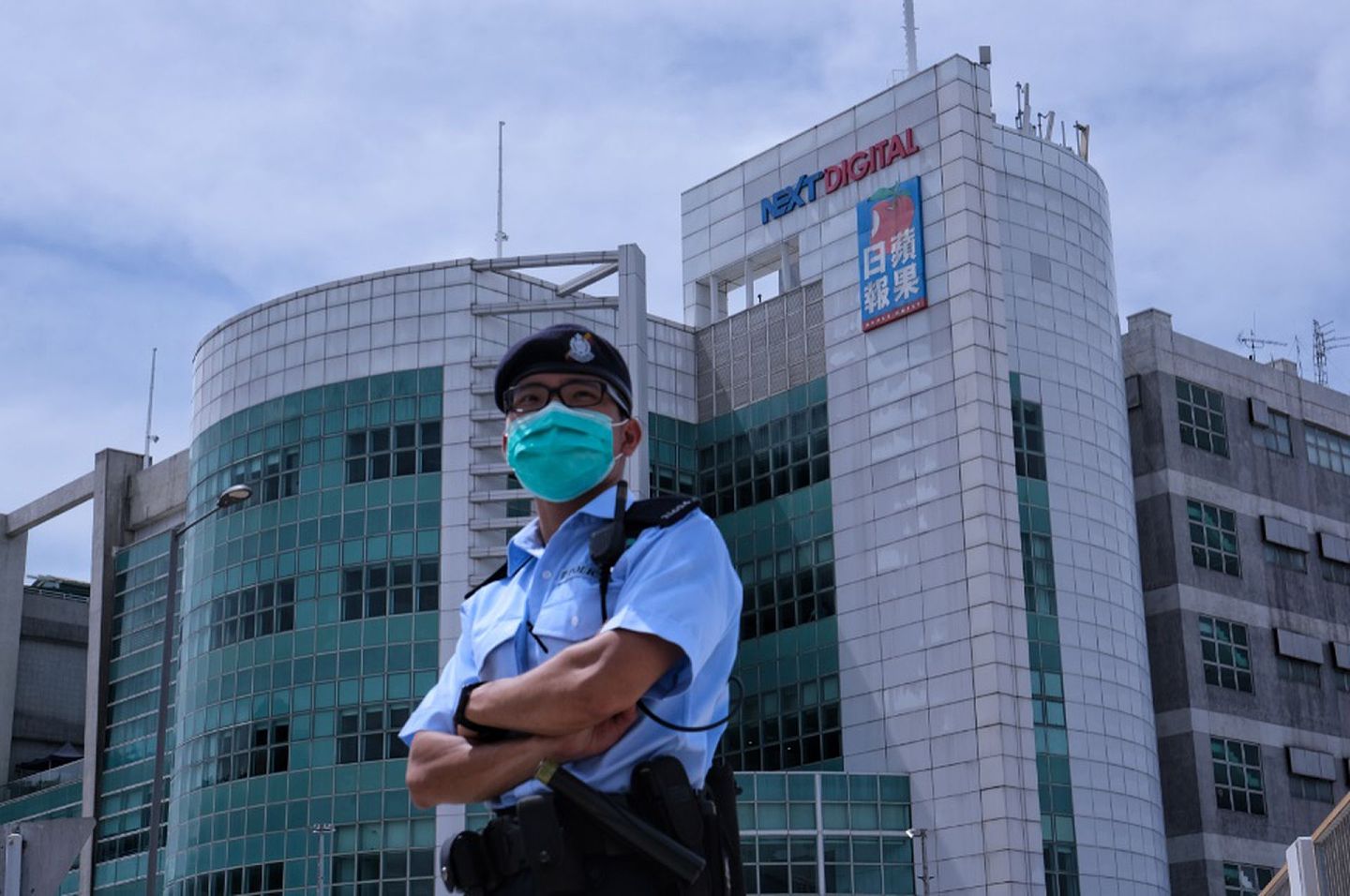 据称，近200港警进入壹传媒大楼搜查。（HK01）