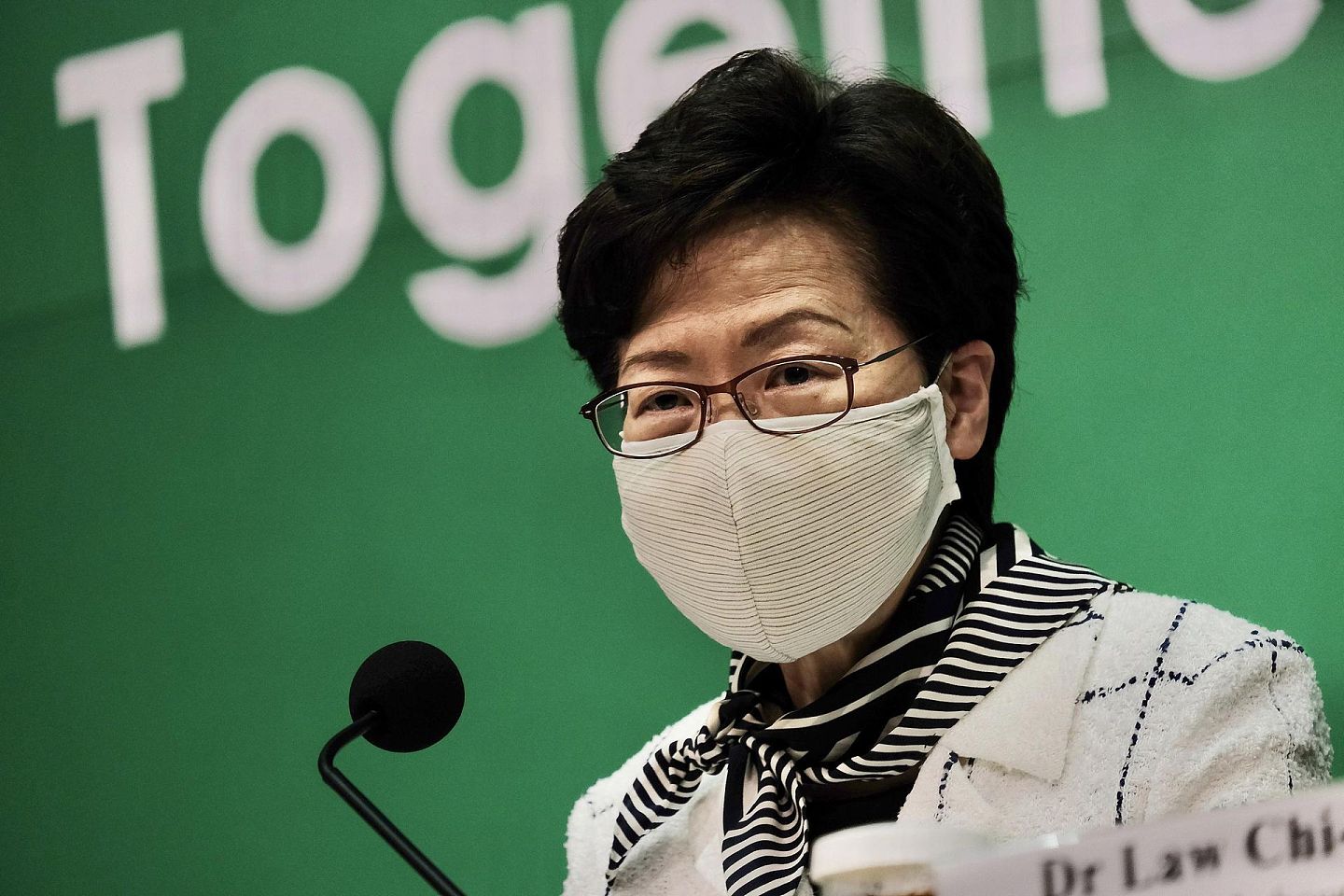 因新冠肺炎疫情持续，林郑宣布推迟立法会选举。图为7月13日，林郑宣布一系列收紧防控措施。（人民视觉）
