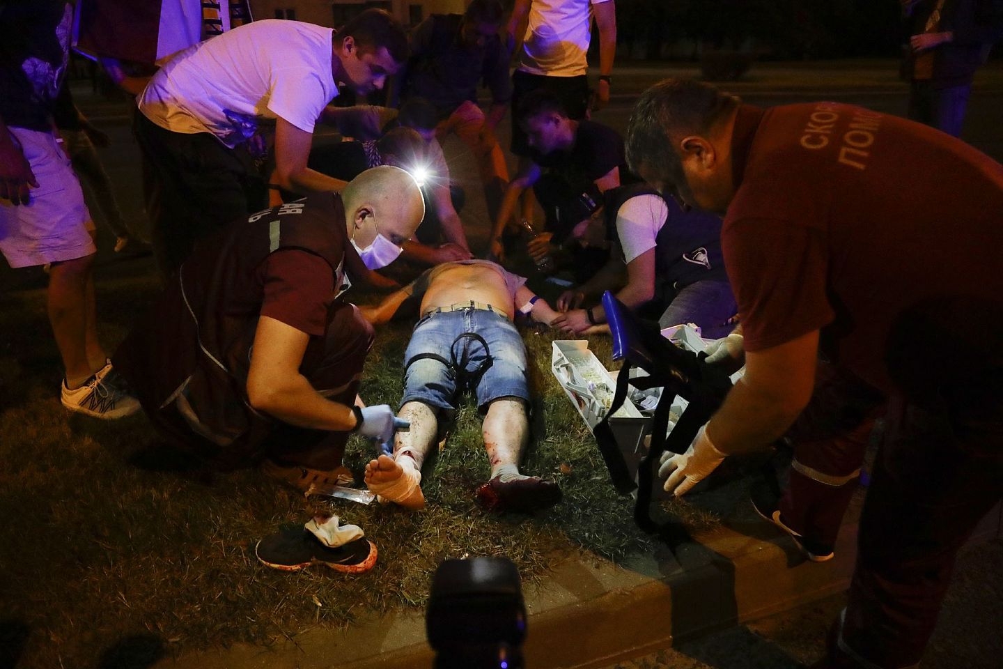 医护人员与警察在治疗一名与警察发生冲突的伤者。（美联社）
