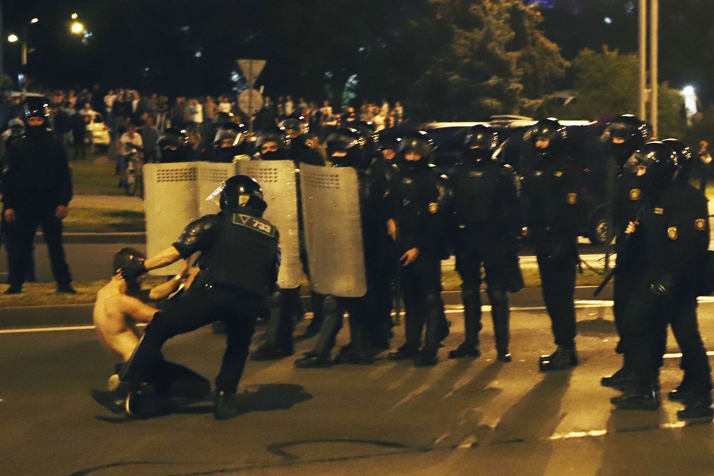 部分示威者与警察在对峙期间发生了激烈的身体对抗，一些示威者被控制时甚至轻微酒精中毒。（美联社）