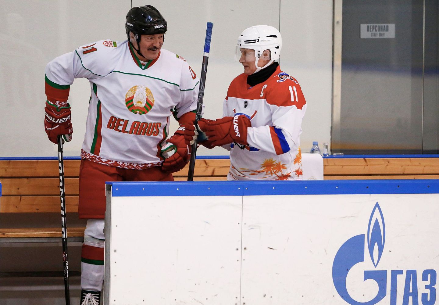 和俄罗斯总统普京（右）一样，卢卡申科也是一名运动好手，尤其擅长冰球。（路透社）