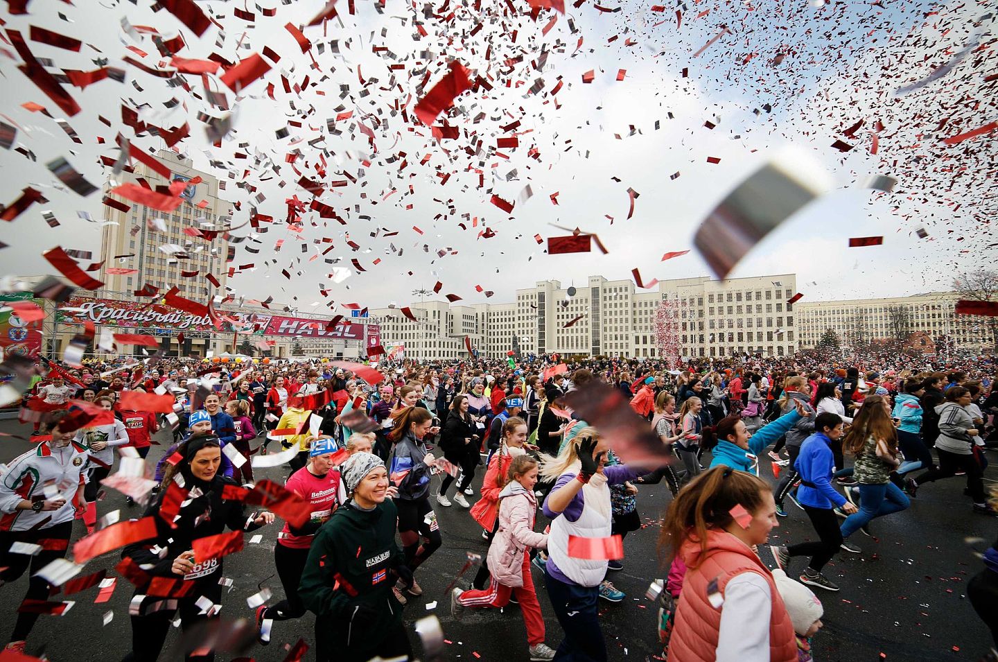 2020年3月8日，白俄罗斯虽然已有疫情蔓延，但该国仍坚持举行举行一年一度的国际妇女节相关活动。约有五千人参加聚集。（美联社）