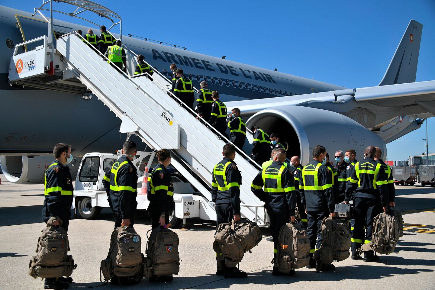 2020年8月5日，法国安全救援人员前往黎巴嫩。（AP)