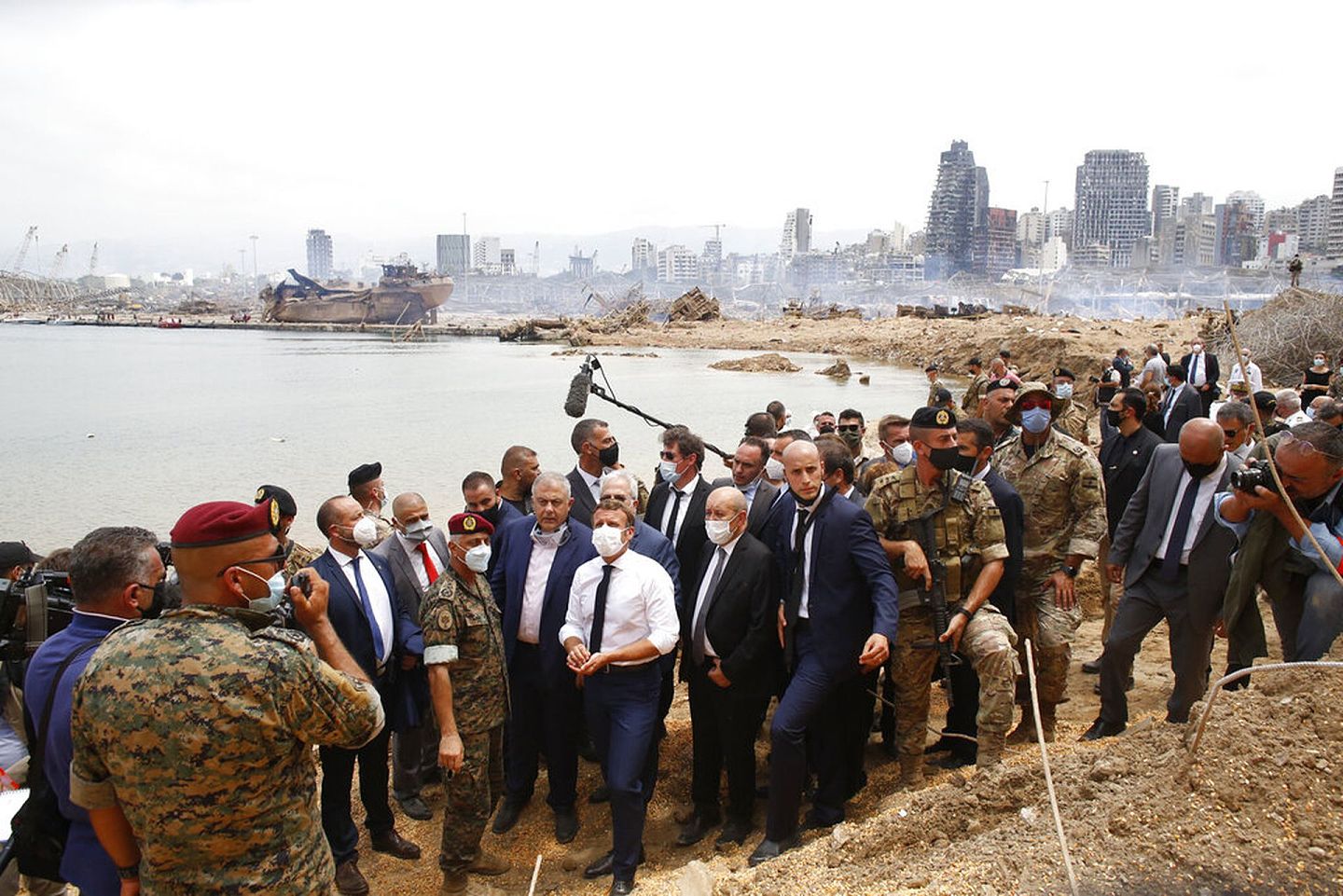 8月6日法国总统马克龙到访黎巴嫩贝鲁特港口爆炸现场。（AP）