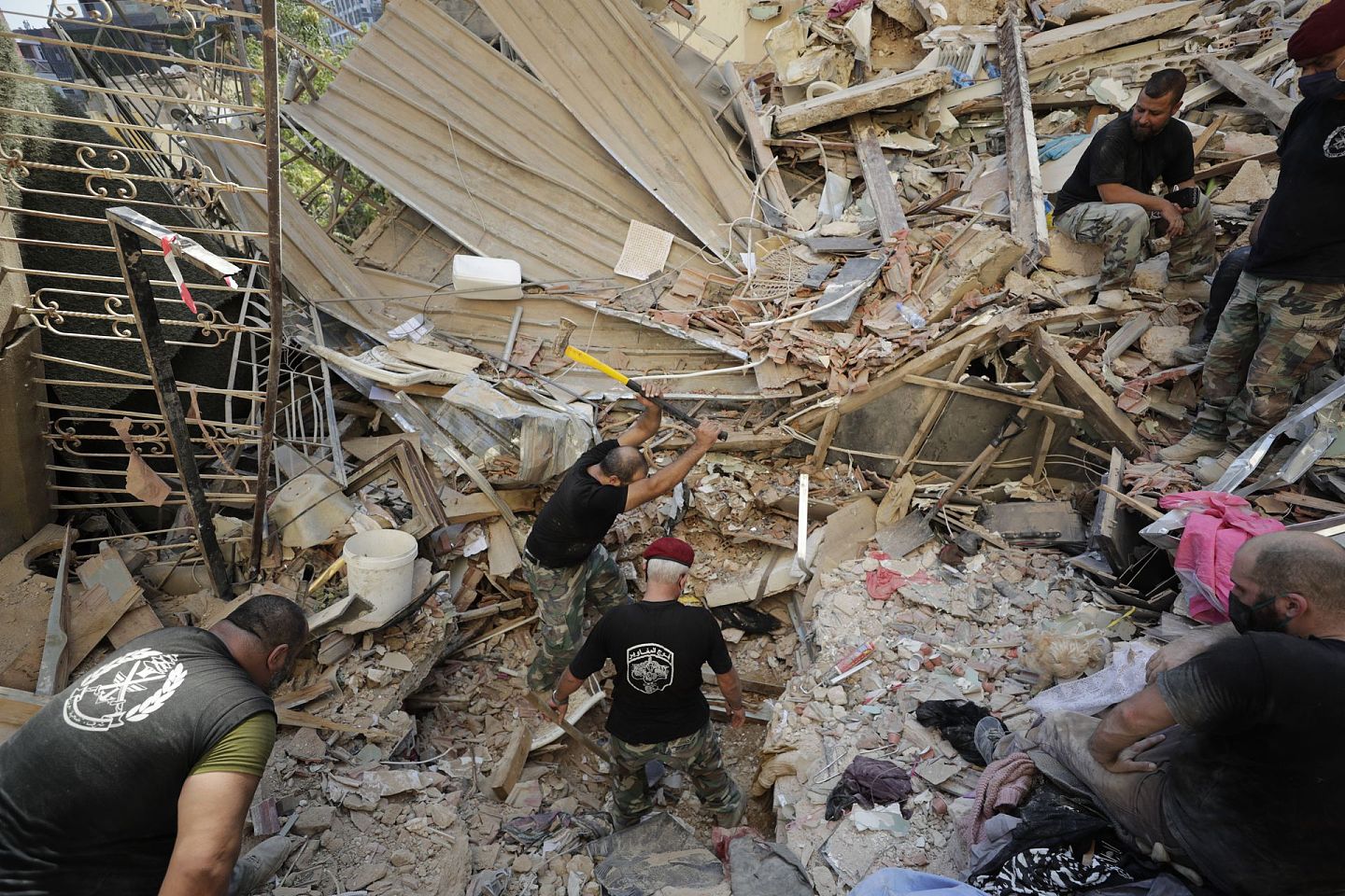 2020年8月5日，黎巴嫩士兵在大规模爆炸后搜寻幸存者。  （AP)