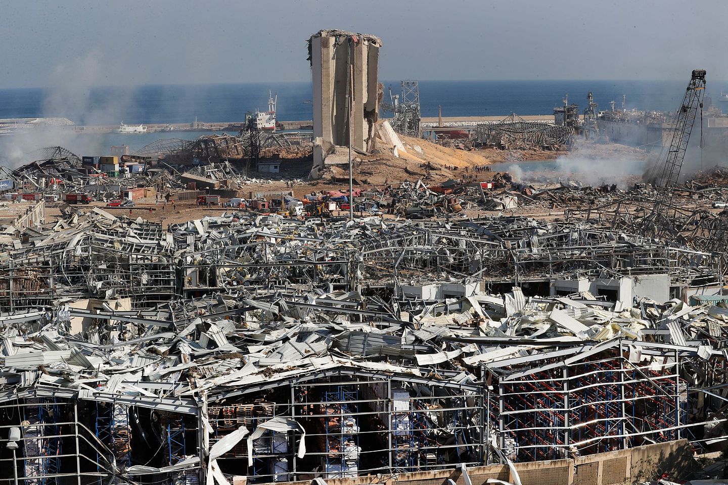 2020年8月5日，黎巴嫩贝鲁特海港发生爆炸，救援人员和安全人员在爆炸现场工作。(AP)
